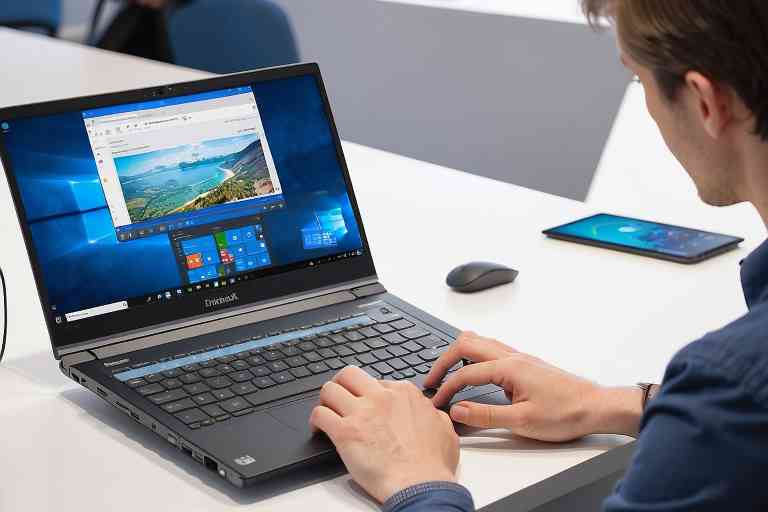 ¿Cómo configurar la pantalla y el brillo en una laptop Dynabook?